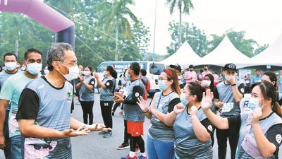 祖基菲里（左）与参与者佩戴口罩，出席“停止偏见”竞跑活动，活动旨在提升社区对心理健康的醒觉意识。
