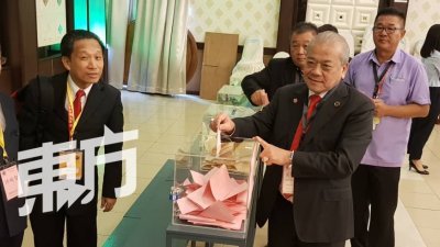 2号总会长候选人吴添泉（右）为自己投下一票。
