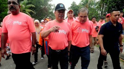 末沙布（左2）在马来西亚创价学会署理会长黄德坤（右2）的陪同下，出席由创价学会在巴生良木园所主办的“2019和平之跑”；今天的活动共吸引1万2000人参加。