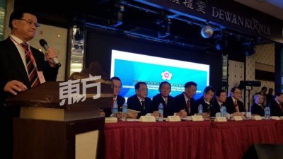 方天兴（左）在2019年华总代表大会的告别演词中，含盖政经文教及心路历程，左7为吉华堂会长锺来福。（摄影：张瑞强）