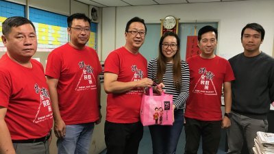 刘华才（左3起）于周一下午拜访《东方日报》槟城办事处，由本报助理采访主任陈淑珊接待，陪同者还包括胡栋强等人。