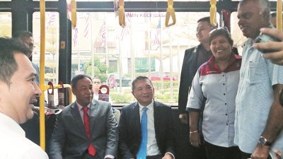 黄思汉（中）周一为巴生区雪州精明巴士服务2条新路线主持推介礼，并和莫哈末雅希（左）坐上新巴士。