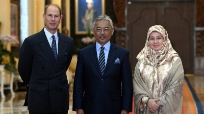 英国的爱德华王子（左起）周二拜访国会元首苏丹阿都拉与元首后东姑阿兹莎。