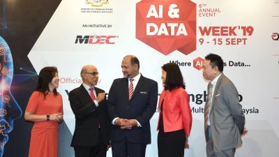 哥宾星（中）出席在吉隆坡会展中心举办的“第三届下一个亚洲大科技大会”。左起为马来西亚数码经济机构首席营运员黄婉冰、代主席拿督玛迪阿拉坎、首席执行员拿督苏丽娜苏克里及数据经济组总监黄家豪（译音）。