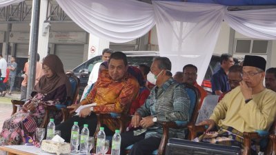 慕尤丁（左3）戴口罩出席巴莪国会选区国庆日和马来西亚日集会，他在席间不时和萨鲁丁嘉玛（左2）探头交谈。右为沙哈鲁丁沙烈。
