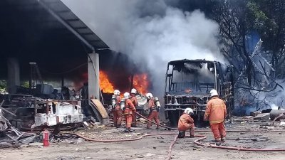 巴士维修中心遭遇火劫，消拯员耗4小时才成功灭火。