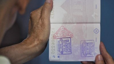 张先生展示本身护照只有入境马来西亚的印章，出境时却没盖章。