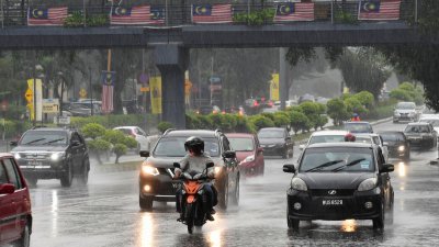 连日遭烟霾锁城的吉隆坡周六中午迎来一场大雨，驱散烟霾，大大改善空污指数。