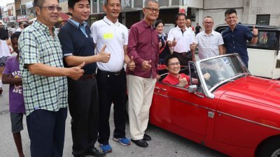 黄家和（左5）出席活动时，坐上古董车体验一番。左起为罗智柔、陈环球、王联发即刘瑞裕。