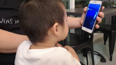 有时家长使用手机及平板电脑播放卡通片给孩子收看是在所难免，惟必须控制及教育孩子，不要养成依赖电子产品的习惯。