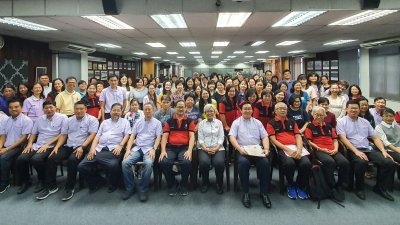 《2019年全柔国中华文研习营》吸引104人参与，营员与出席嘉宾合照。坐者左7起为杨利泉、颜碧贞及许常健。