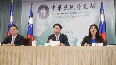 南太平洋岛国所罗门政府周一决定与台湾断交。这是台湾外交部长吴钊燮（中）于周一傍晚在台北举行国际记者会，宣布与所罗门断交。