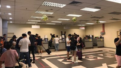 酷航取消新加坡飞怡保航班消息，打乱搭客的计划，很多人仍逗留在机场等候工作人员办理其他手续。
