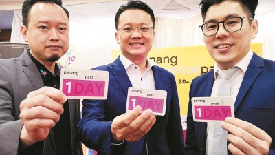 杨顺兴（中）偕同槟城环球旅游机构总经理黄茁原（左起）及林奕豪，为“体验槟城”旅游通行证主持推介礼。