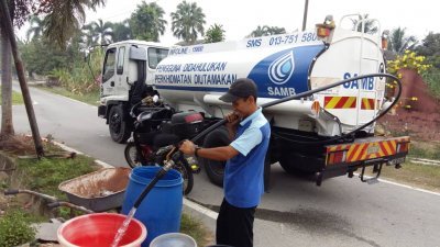 马六甲水务公司派出水槽车前往受影响的地区派水。