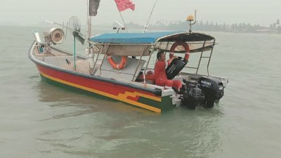 搜救队伍于周三中午约12时05分，在公主海滩约7海里处寻获因烟霾迷失方向的渔夫及渔船。