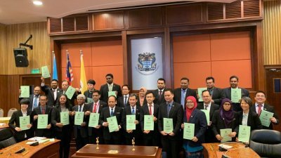 尤端祥（前排左7）于周三提呈2020年槟岛市政厅财政预算案后，与众槟岛市议员一起展示该份财案。