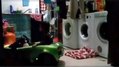 案发单位内摆放著3台洗衣机，也有不少儿童玩具。（取自面子书）