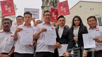 刘华才（左3）与胡栋强（左2起）、麦嘉强及温蒂等人，到槟城高庭入禀申请书，以要求司法审核，撤销政府推行爪夷书学习单元的政策。（摄影：吴维康）
