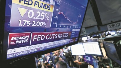 美联储周三再次降息，美国股市在声明公布前走低，声明发布后先抑后扬。