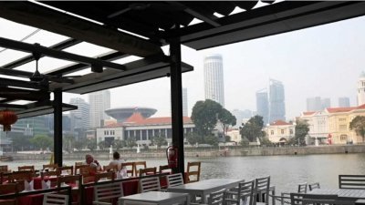 截至周五上午9点，新加坡24小时空气污染指数介于59到64点，处于中等水平。