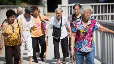 许多华人新村，开始面对人口老化的问题。