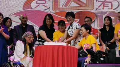 沈秋香（前排左起）、林以明、刘琦亮和黄祥銮周六为双福残障自强发展协会柔州分会庆12周年主持切蛋糕仪式。