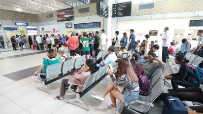 怡保机场周一中午取消4趟航班，大批乘客在机场等候进一步消息。