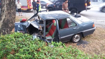 轿车失控撞向路旁大树后，前座乘客当场毙命。其馀4名乘客包括司机受重伤。