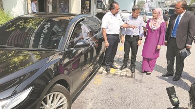佳日星（左起）、槟岛市长拿督尤端祥、HeiTech Padu公司营业总监苏哈扎及阿都哈林等人，于周二上午为槟州智能停车系统主持推介礼。