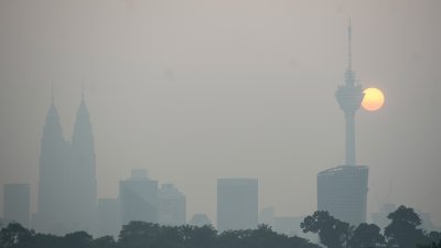 雪隆区今早有6个地区破百点，仍处于不健康水平。 图为吉隆坡于早上8时的市景。