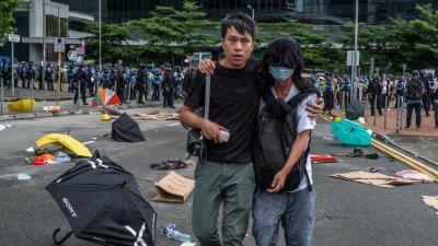 香港民主党立法会议员邝俊宇（左）在反修例抗争期间曾频繁出现在示威前线，试图调停警方与示威者的冲突。