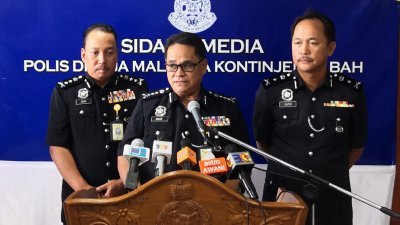 沙巴警察总监奥玛马末（中）在记者会上指出，3名印尼籍渔夫遭绑匪掳至塔威塔威岛。