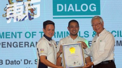 萨鲁丁嘉玛（左2）见证大马纪录大全公司代表，颁发“马来西亚最大的石油与天然气储存终站”及“马来西亚最深的码头”两项认证证书给饶文杰。（右）（摄影：刘维杰）