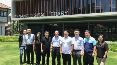 魏顺才（左4起）、林冠英、亚依淡州议员黄顺祥及成昊等人，在槟州数码图书馆出席华为科技（马来西亚）有限公司，为槟州数码图书馆成立5G应用开发中心的汇报会。