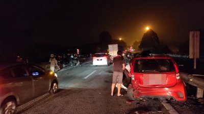 27岁华裔司机驾驶的轿车撞向两名死者共乘的轿车后，尾随而来的4辆轿车因来不及刹车，酿成6车连环撞。