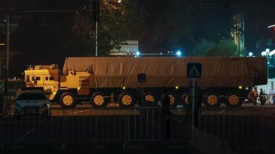 有外媒日前拍到，一枚疑似“东风-41”导弹由建国门被运入北京城中，相信有机会在阅兵仪式上展示。