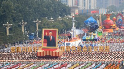 群众在天安门广场游行中，展出伟大复兴方阵，从中可见中国国家主席习近平的肖像，肖像后方注明“贯彻习近平新时代中国特色社会主义思想”的立体字眼。