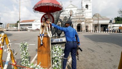 斯里兰卡海军人员在科伦坡市内的圣安东尼教堂前的圣安东尼雕像上放置一个花环。
