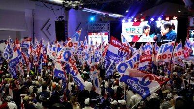 民主革命党在巴拿马城的总部，总统候选人科尔蒂索的支持者挥舞著旗帜，等待科尔蒂索现身，他们同时也等待官方宣布选举成绩。