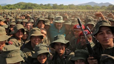 马杜罗（中）为强调军方仍持续力挺他的社会主义政权，当地时间周六在西北的科赫德斯州与一群玻利瓦尔军事大学军校学员合照。