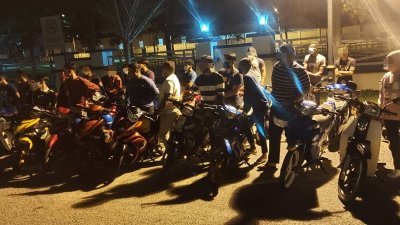 32名年轻男女跨年夜非法飙车，遭马六甲警方拦截。