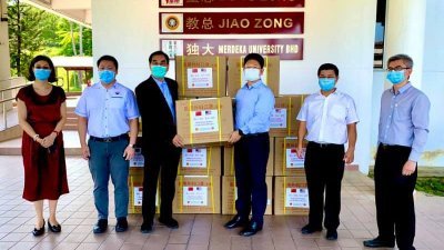 中国驻马大使白天（右）捐赠5万个外科口罩予董总、教总和大马留华同学会。