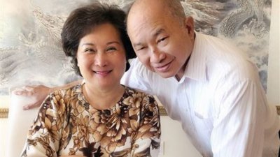吴宇森才庆结婚44周年，妻子牛春龙进医院开刀。