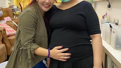 准妈妈黄丽雯（右）感谢女雇主黄美玲（左）的帮助。（受访者提供照片）