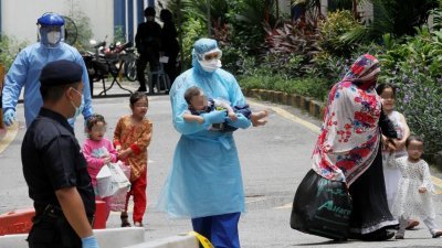 吉隆坡City One大厦封楼至今迈入第5天，相信是新冠肺炎确诊病例家庭的一名外籍穆斯林妇女周六下午携带数名孩子，自行步出大厦登上救护车，以送往吉隆坡医院。
