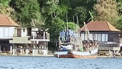 一艘载有250名罗兴亚难民的木船，停靠在丽斯卡尔顿度假村附近海岸。（图取自社交媒体）

