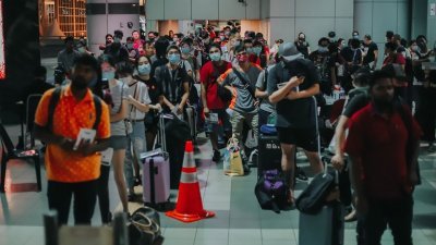 大批在新加坡工作的大马客工趁新加坡落实阻断措施前夕回国。
