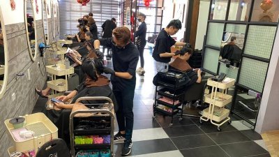 行管令期间无法营业，理发店业者趁机推出优惠配套，让顾客可在行管令解除后，享有优惠价的染发及头发护理服务。