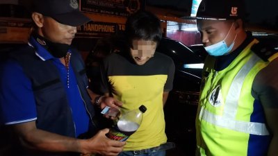 24岁男子（左2）向警方坦承把刚领的援助金，拿来购买冰毒。